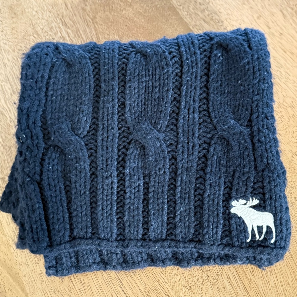 Abercrombie & Fitch Chunky Cable Knit Scarf with Moose Logo, Unisex - Picture 11 of 17
